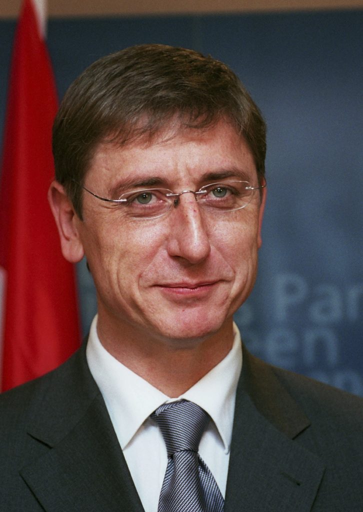 Egy helyes, sármos, szexi férfi mosolya
